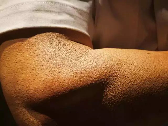 雞皮疙瘩、老年斑、皺紋、皮膚曬后顏色處理等等細(xì)節(jié)&mdash;&mdash;樹脂雕塑《站崗》