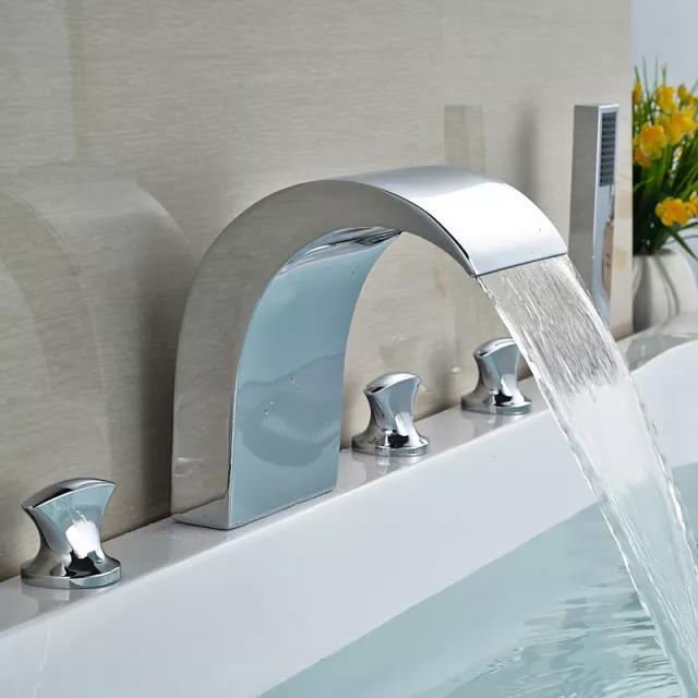 對(duì)其他水管、電氣、水龍頭等零部件進(jìn)行裝拼，走過(guò)這所有步驟，一個(gè)完整的亞克力浴缸制品才得以面世