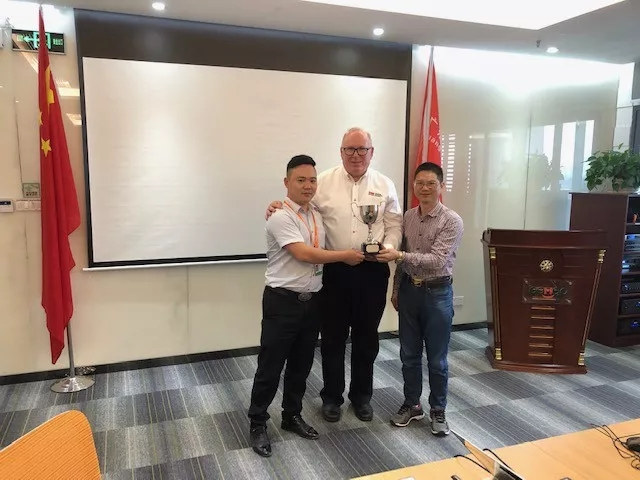 美國(guó)Stoner公司對(duì)廣東博皓公司進(jìn)行了表彰以及頒發(fā)獎(jiǎng)杯