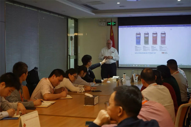 Stoner公司給廣東博皓帶來(lái)了新產(chǎn)品，主要有熱塑性脫模劑套裝和水性管道脫模劑