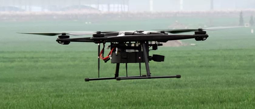 碳纖維復(fù)合材料在快遞無人機(jī)領(lǐng)域應(yīng)用發(fā)展?jié)摿薮? /></p>
<p>&nbsp;</p>
<p>針對這些難題，除了通過優(yōu)化設(shè)計(jì)和更高品質(zhì)的電池系統(tǒng)外，<strong>通過使用輕量化材料減輕無人機(jī)自重也是一個(gè)有效的解決方案</strong>。以挪恩復(fù)材為國內(nèi)某無人機(jī)企業(yè)定制的無人機(jī)外殼為例，<strong>整個(gè)殼體采用<a href=