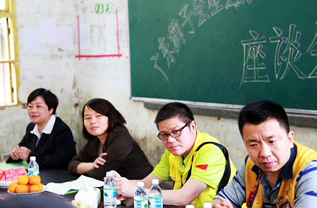 上猶團(tuán)縣委曾書記（左二）、廣東獅子會星海隊的前任隊長吳志強(qiáng)獅兄、現(xiàn)任隊長宋衛(wèi)星獅兄在座談會