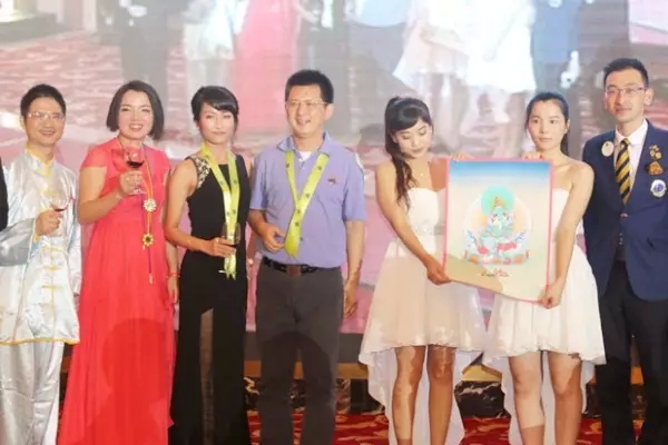 作品《唐卡》拍得善款18萬元！