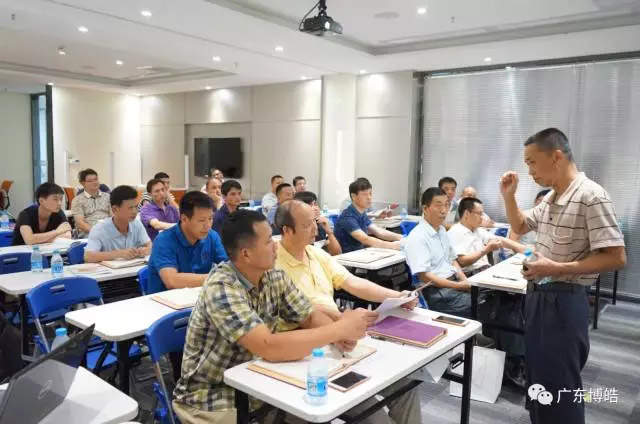 主講&mdash;&mdash;原中國玻璃鋼協(xié)會技術(shù)研修的模具制作特聘講師、廣東博皓復合材料有限公司復合材料應用技術(shù)總顧問譚永枝老師